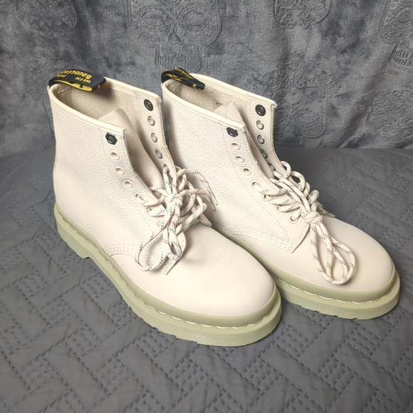 Doc Martens boot limited release sz 7 men 8 women - Picture 2 of 14